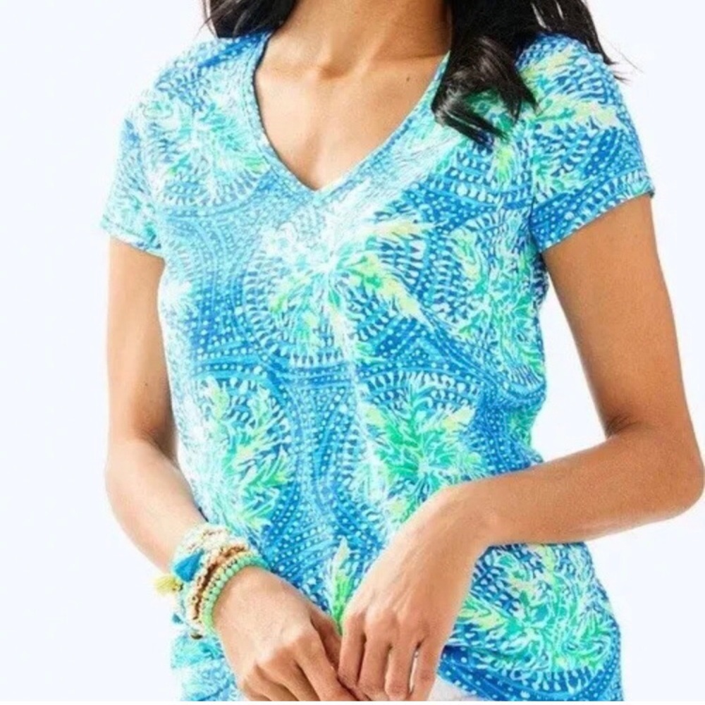 Lilly Pulitzer Etta Bennet Blue Tropic Like it’s Hot print tee.